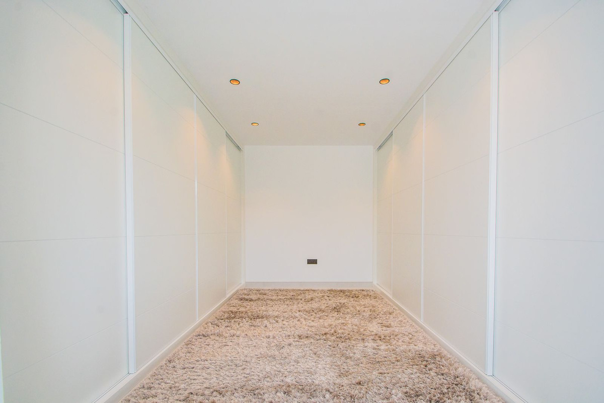 4 Bedroom Villa in Marbella - Photo 20