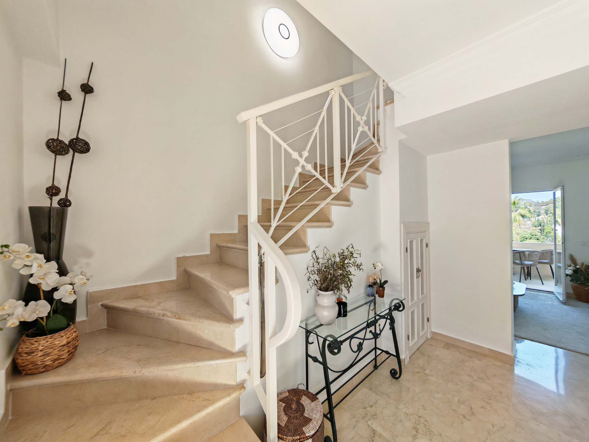 2 Bedroom Penthouse in Benahavís - Photo 6
