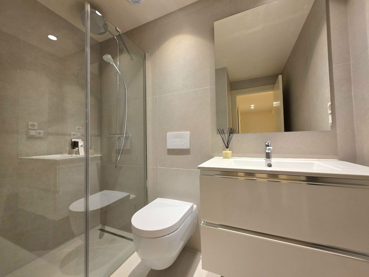 4 Bedroom Townhouse in Estepona - Photo 34