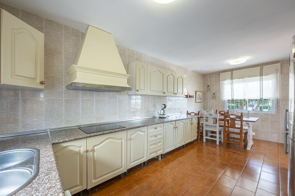 3 Bedroom Villa in Estepona - Photo 10
