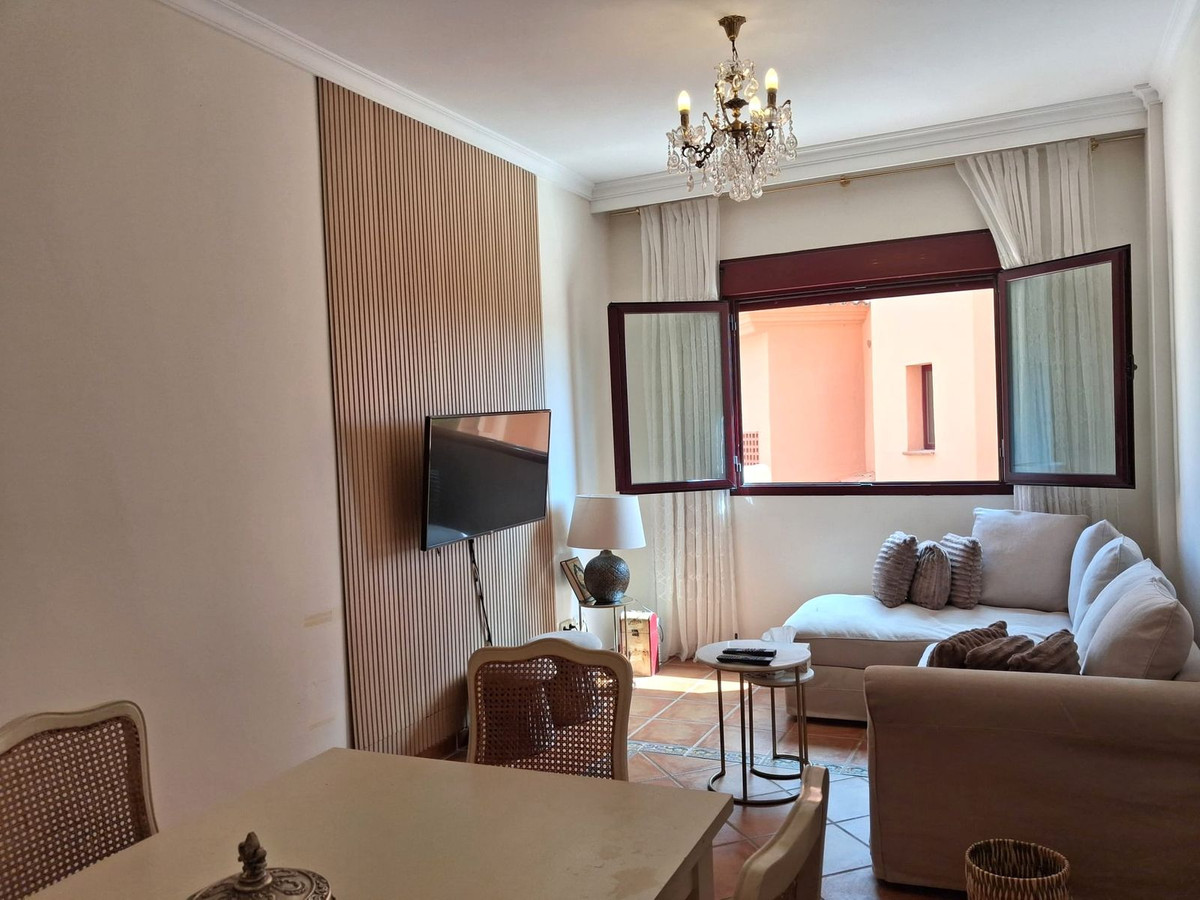 1 Bedroom Apartment in Benahavís - Photo 12