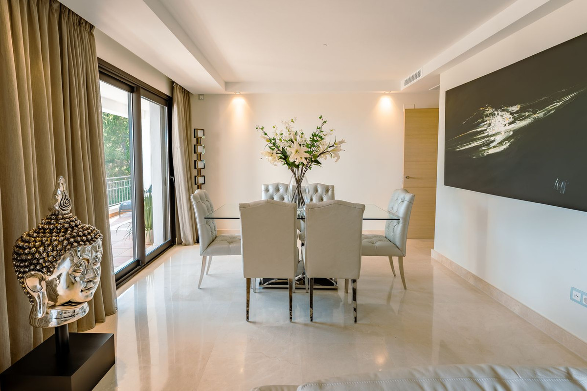 3 Bedroom Apartment in Benahavís - Photo 8