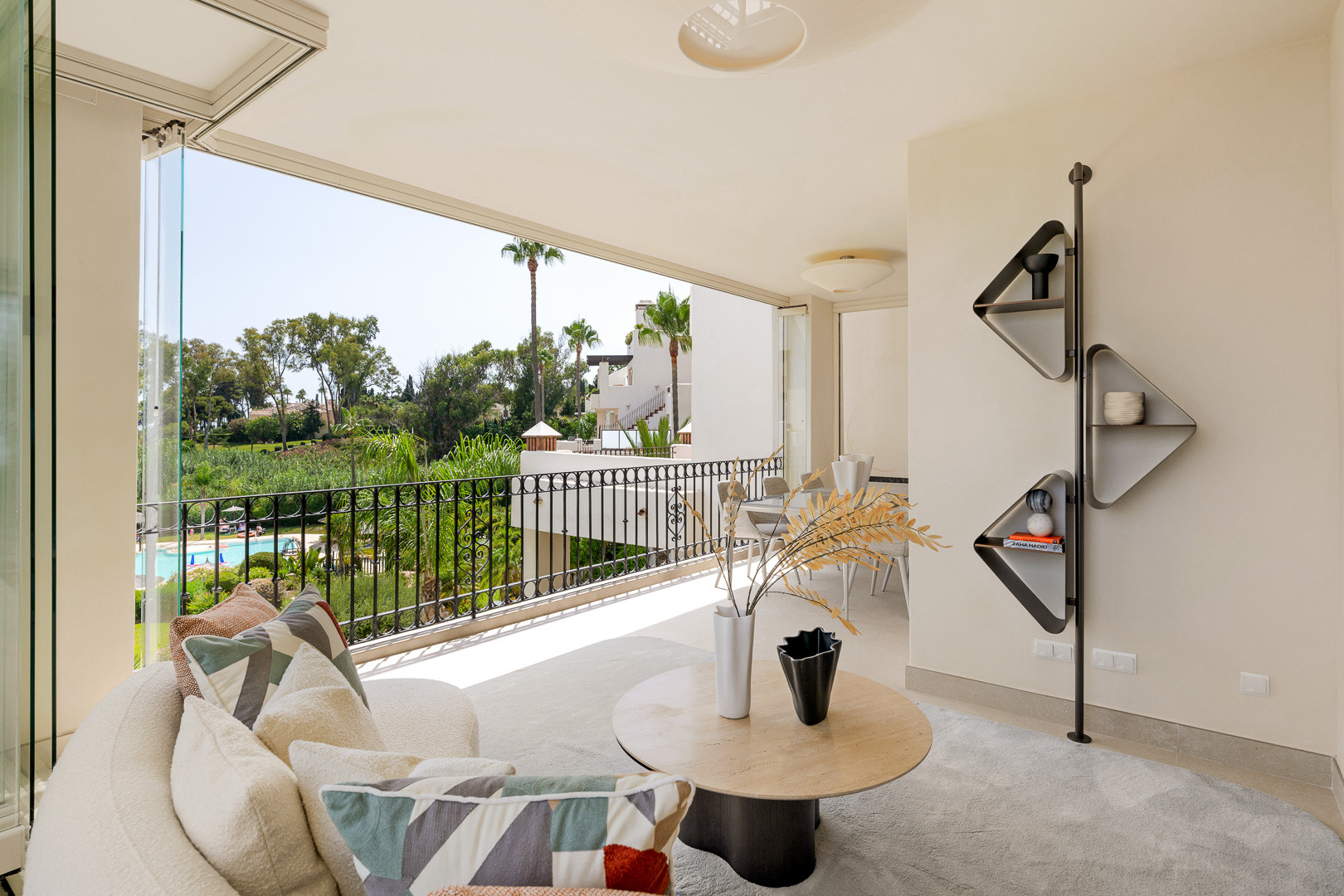 3 Bedroom Apartment in Estepona - Photo 7