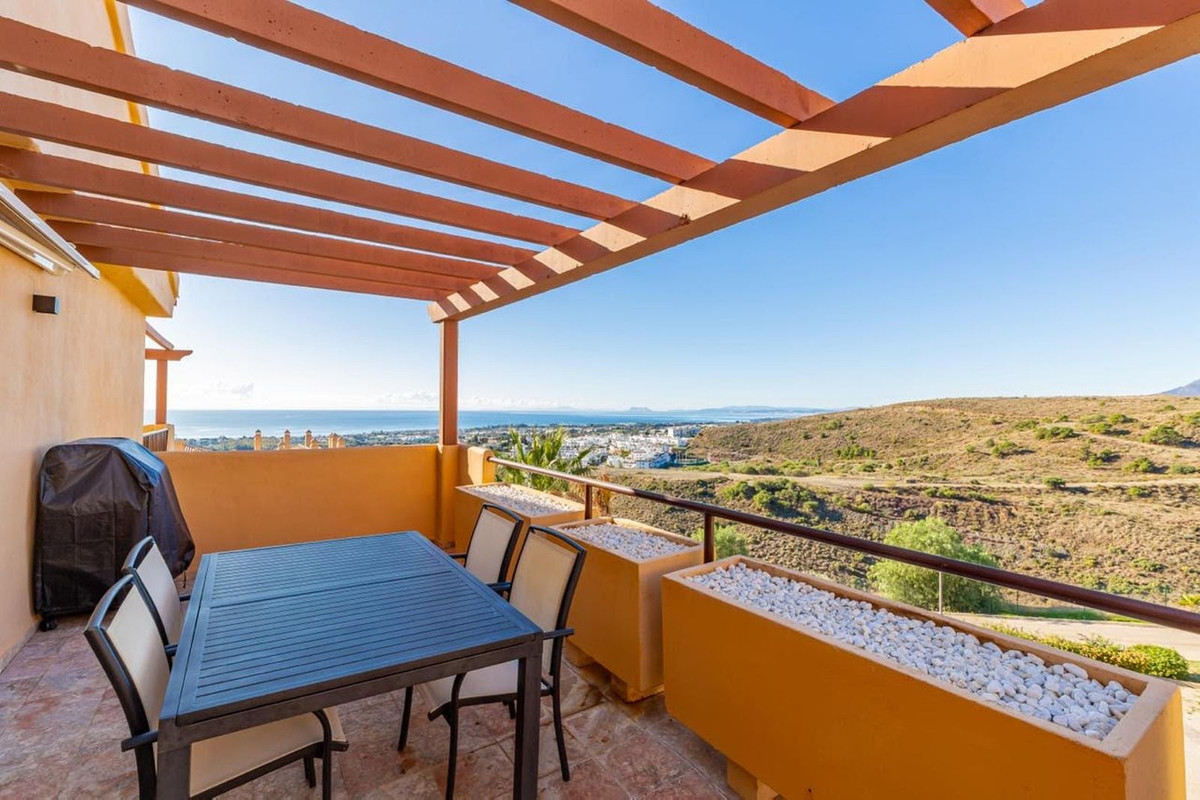 2 Bedroom Penthouse in Benahavís - Photo 10