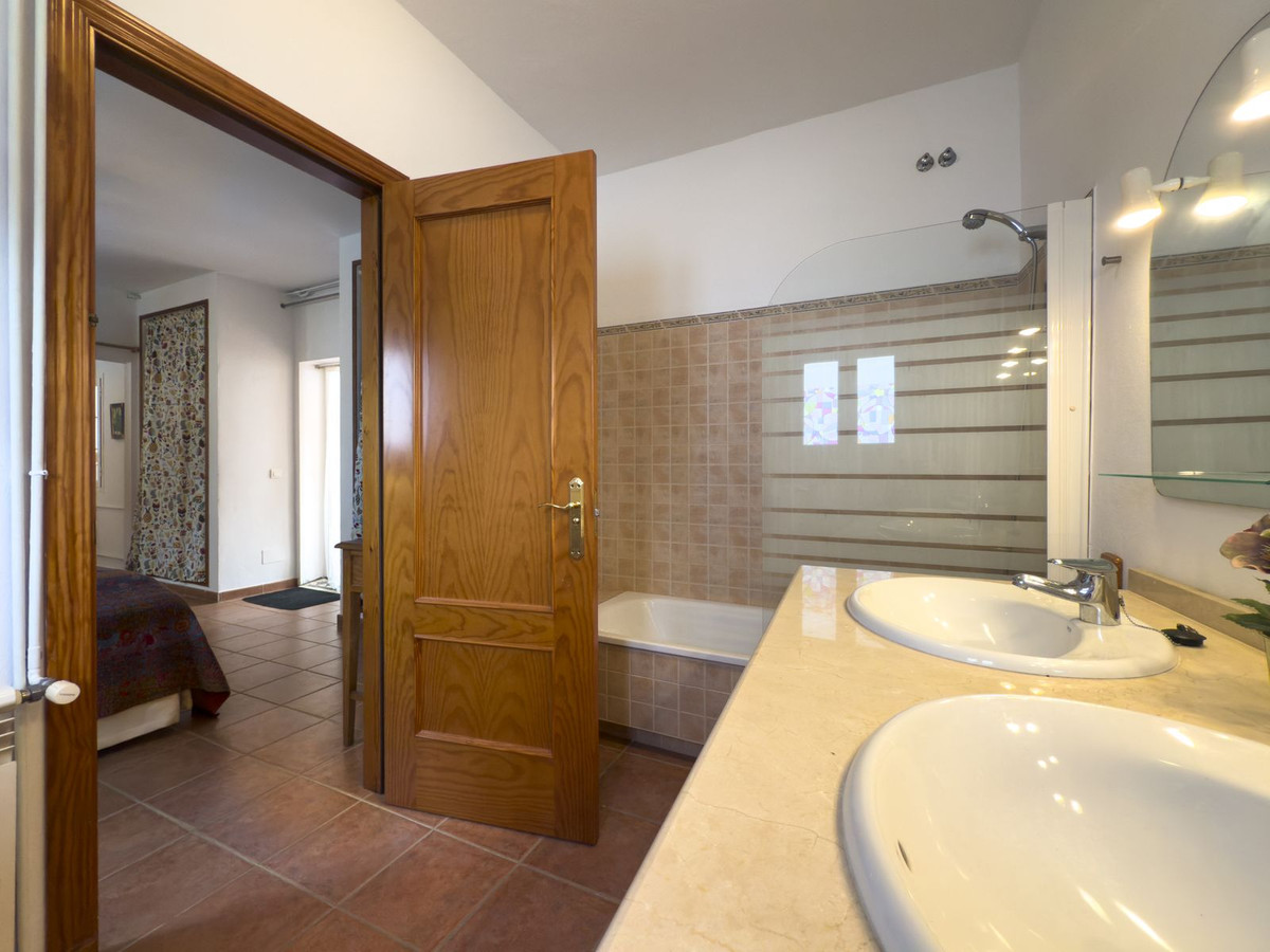 6 Bedroom Townhouse in Tolox - Photo 47