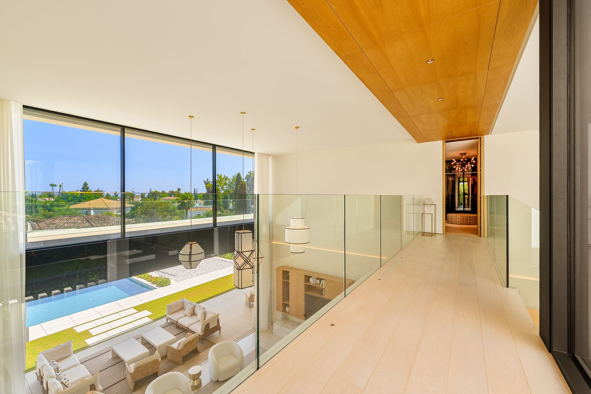 6 Bedroom Villa in San Pedro de Alcántara - Photo 32