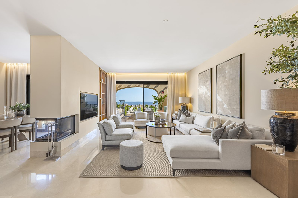 3 Bedroom Penthouse in Benahavís - Photo 3