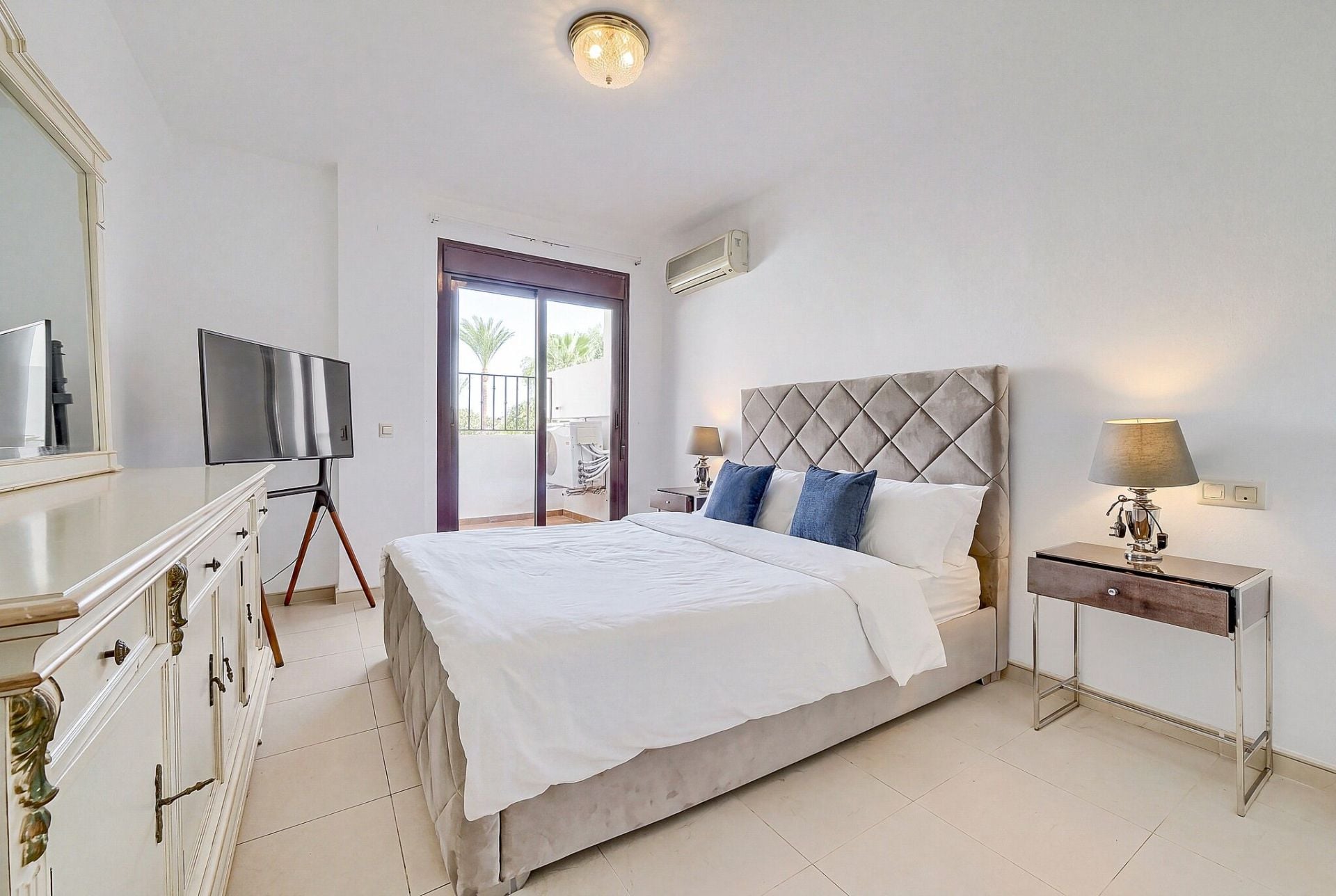 2 Bedroom Apartment in Marbella - Photo 2