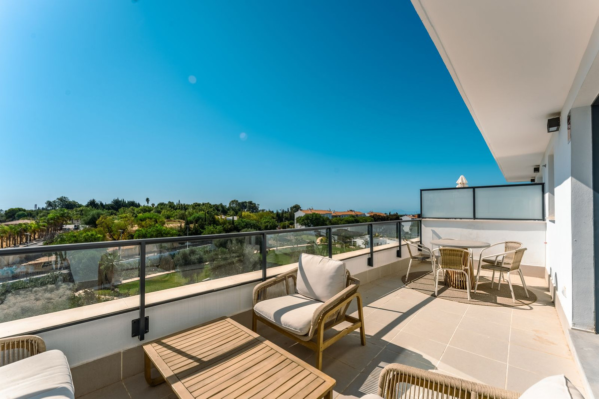 2 Bedroom Penthouse in Estepona - Photo 3