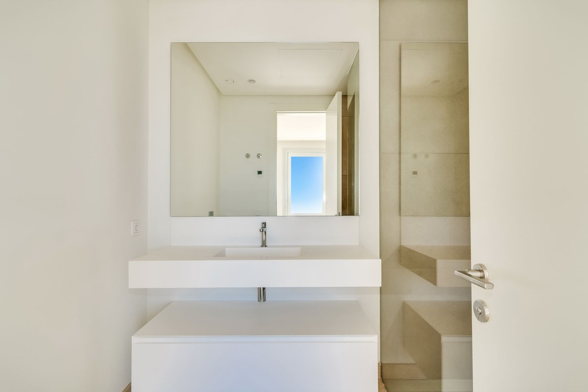 4 Bedroom Penthouse in Benahavís - Photo 13