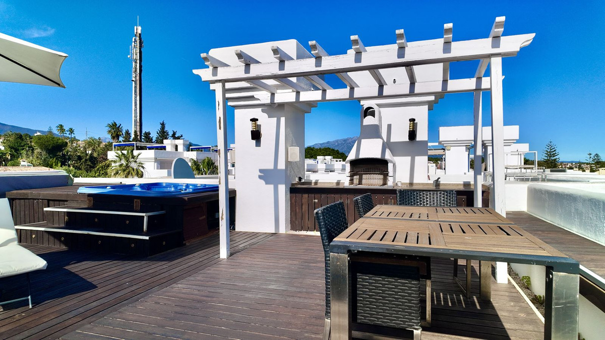 2 Bedroom Penthouse in Estepona - Photo 23
