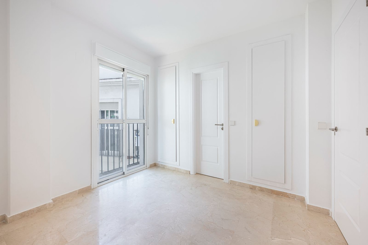 2 Bedroom Apartment in Estepona - Photo 18