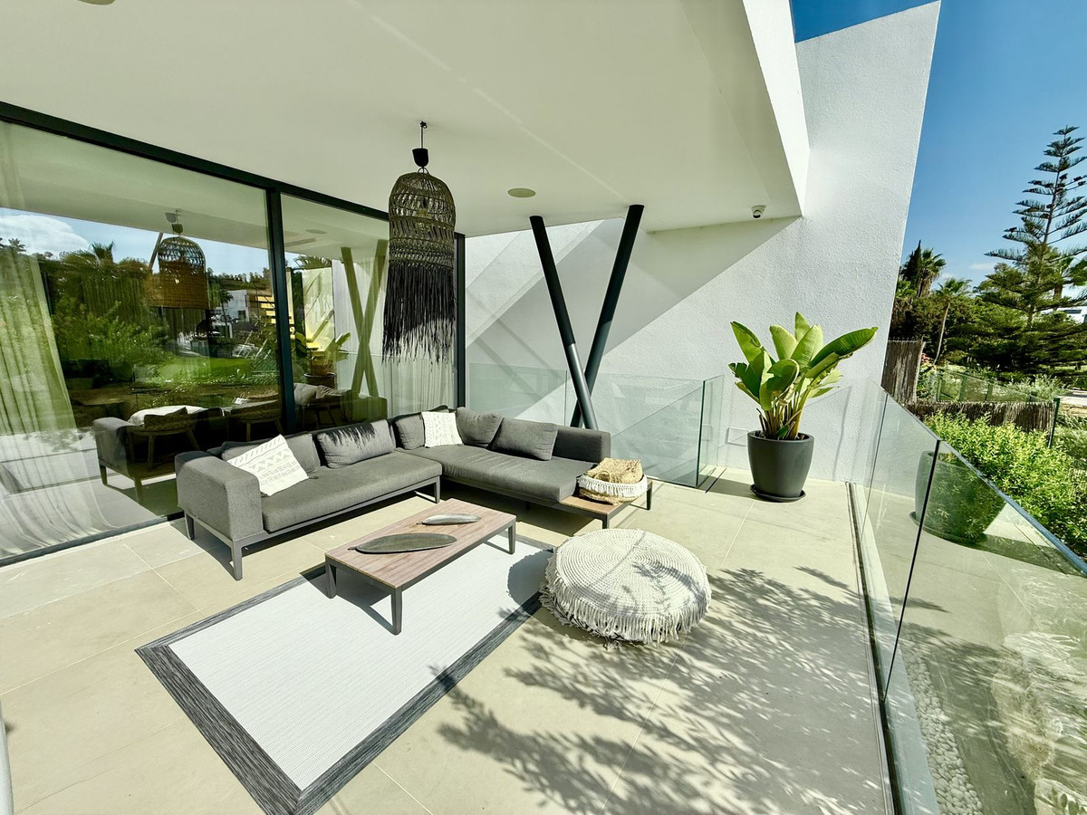 4 Bedroom Villa in Estepona - Photo 7