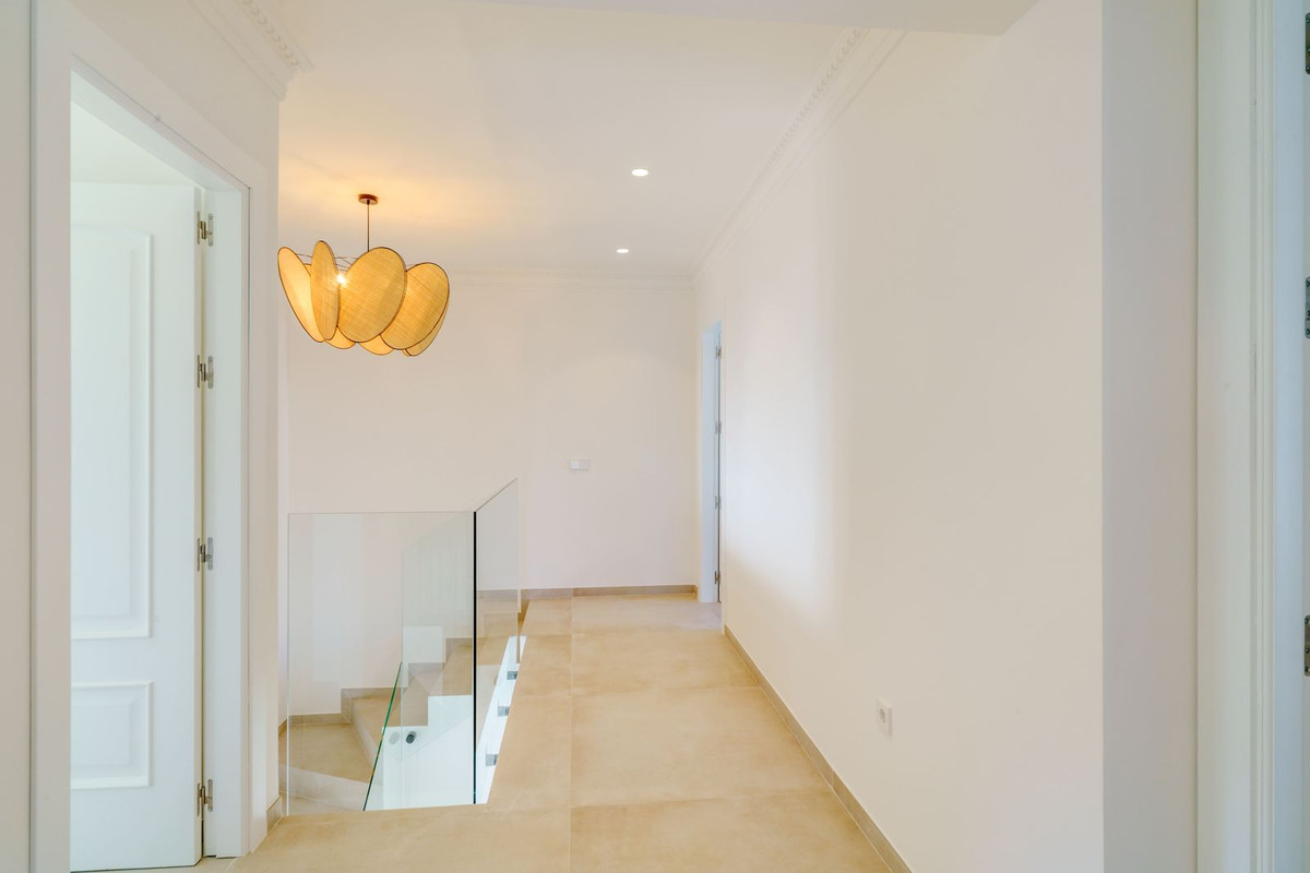 6 Bedroom Villa in Marbella - Photo 10