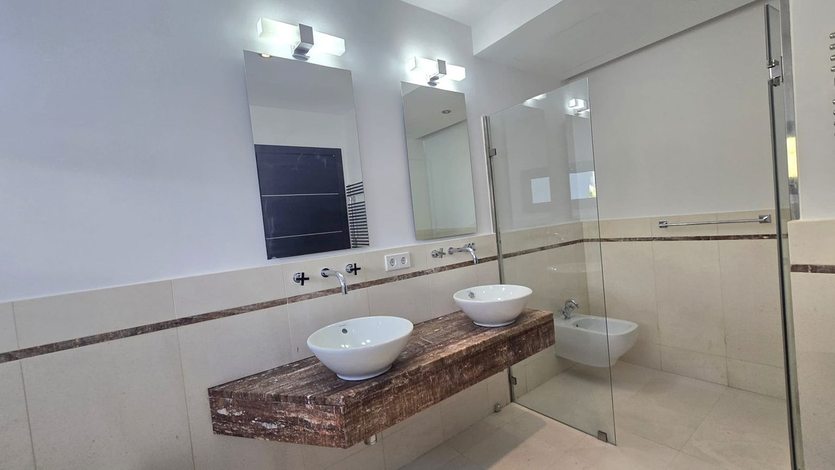 5 Bedroom Villa in Marbella - Photo 24