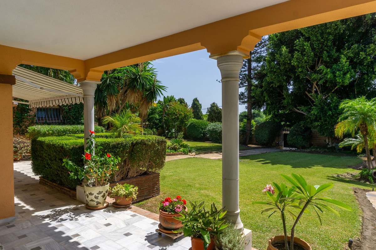 6 Bedroom Villa in Estepona - Photo 11