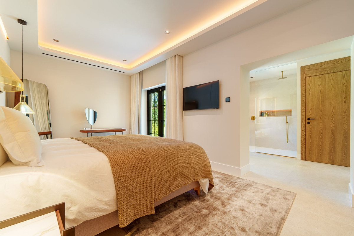 5 Bedroom Villa in Marbella - Photo 36