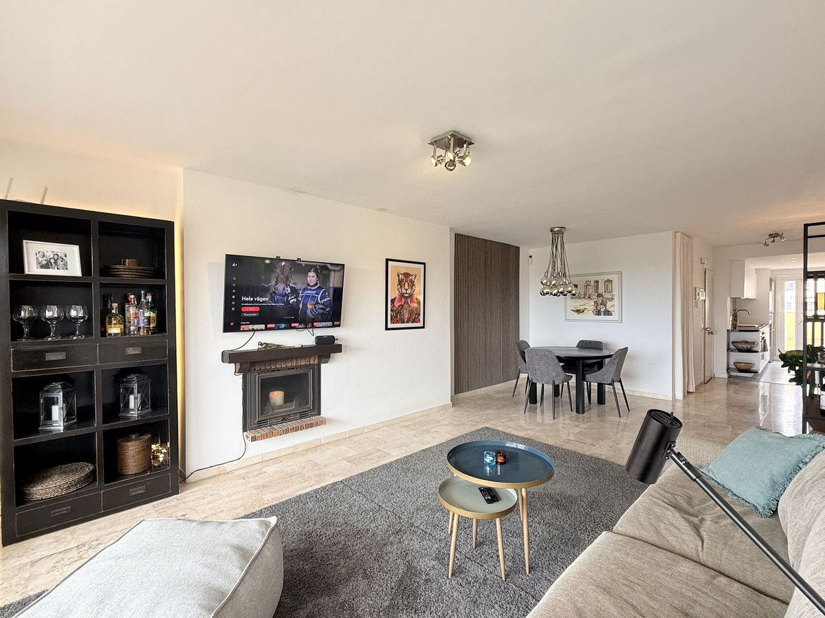 2 Bedroom Apartment in Estepona - Photo 18