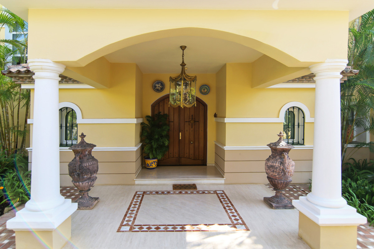 5 Bedroom Villa in Estepona - Photo 39