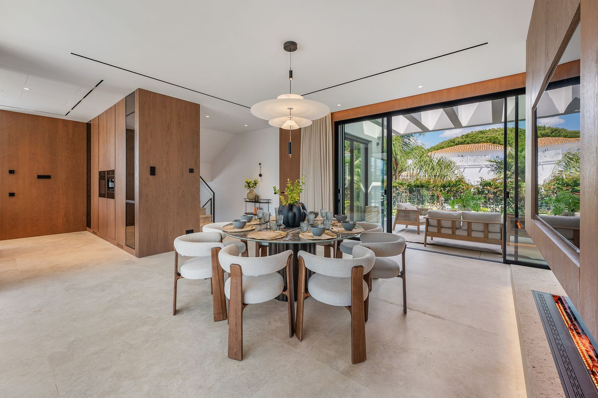 6 Bedroom Villa in Marbella - Photo 4