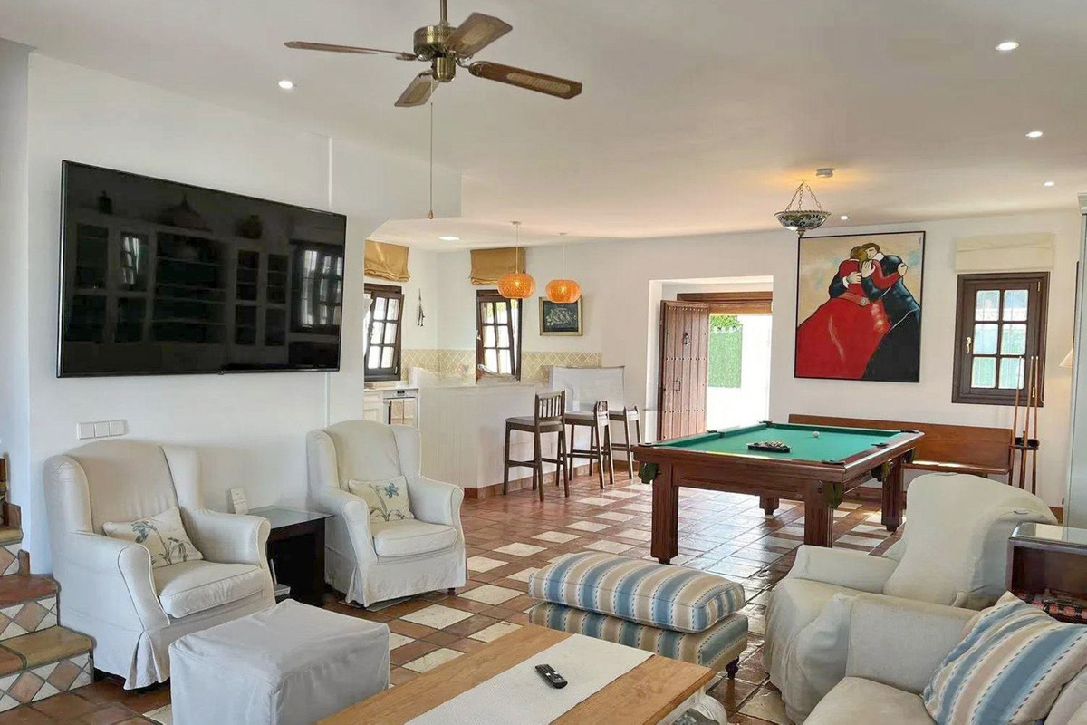 6 Bedroom Villa in San Pedro de Alcántara - Photo 7