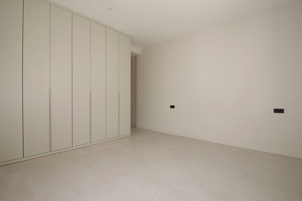 4 Bedroom Villa in Estepona - Photo 16