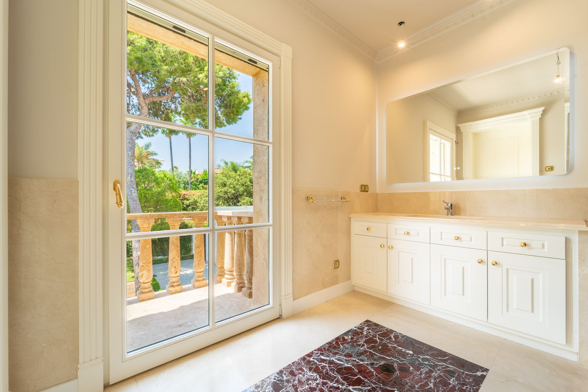 10 Bedroom Villa in Marbella - Photo 24