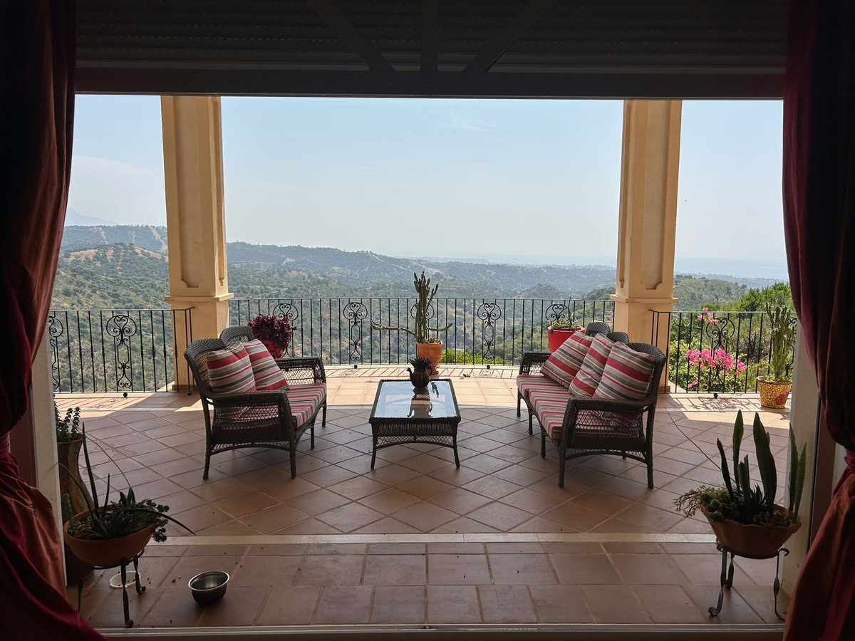 7 Bedroom Villa in Estepona - Photo 10