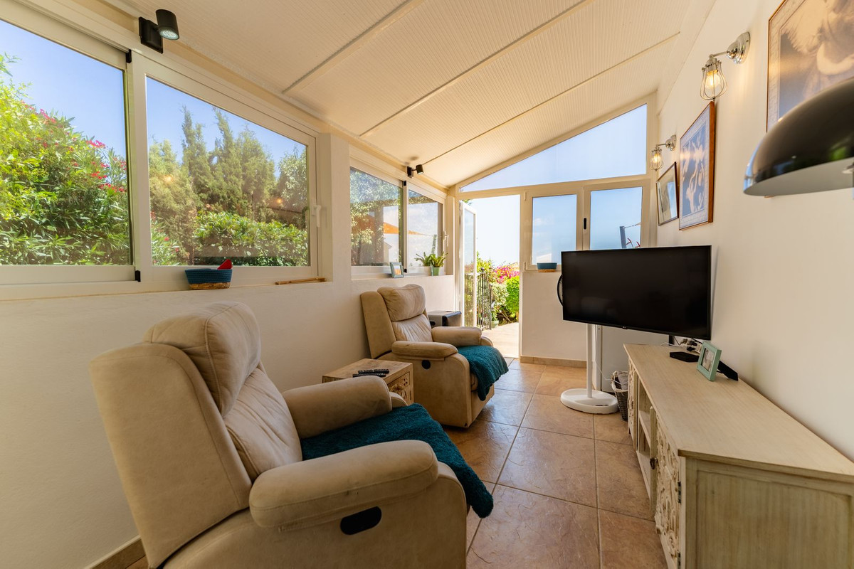 4 Bedroom Villa in Estepona - Photo 32