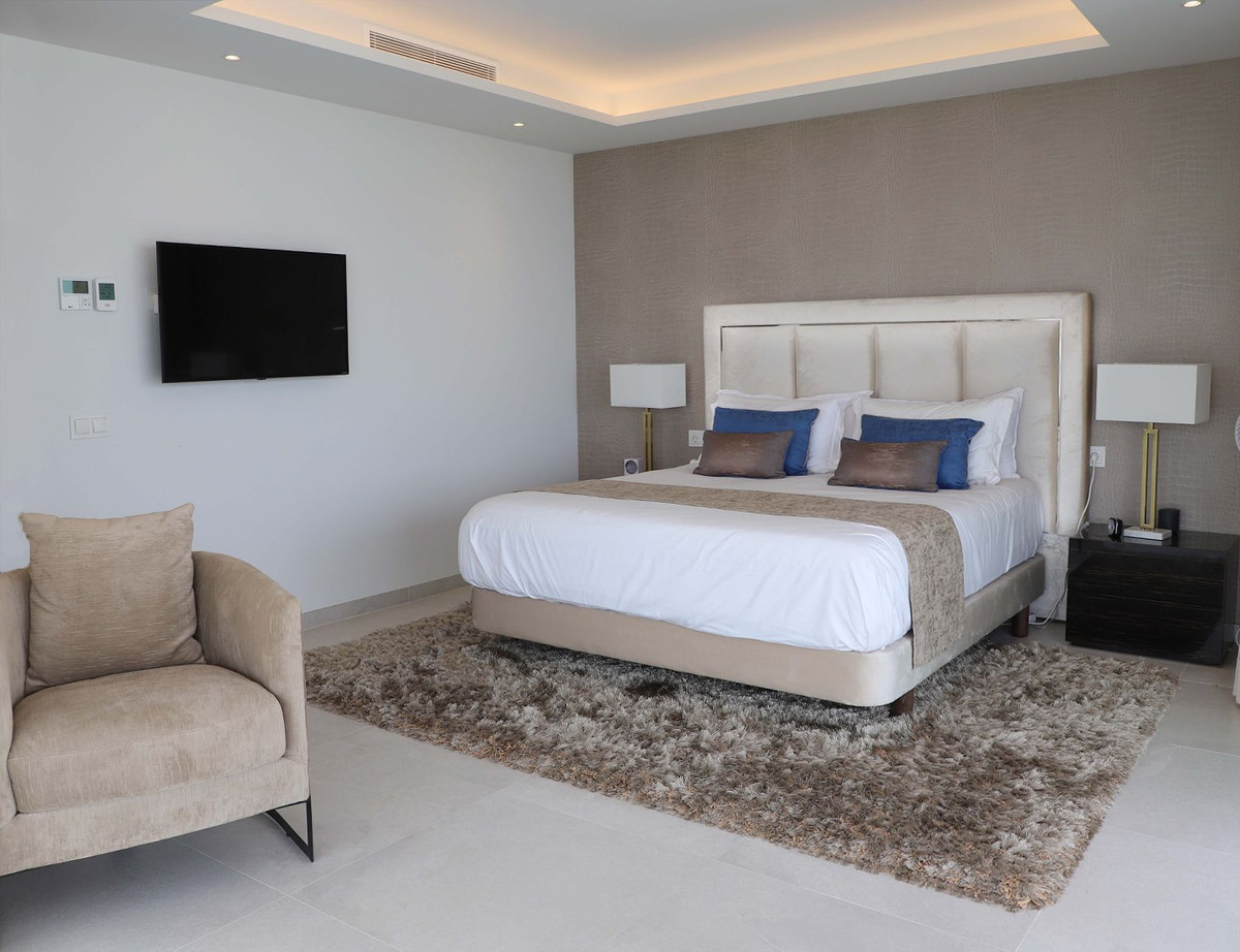 5 Bedroom Villa in Estepona - Photo 26