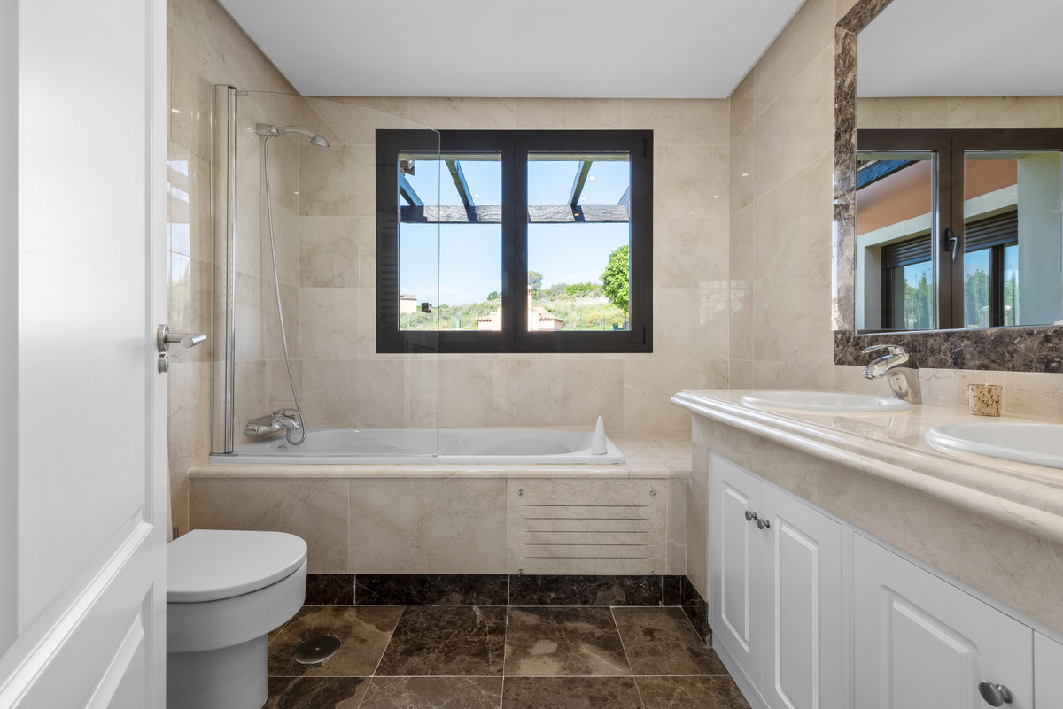 4 Bedroom Villa in Estepona - Photo 12