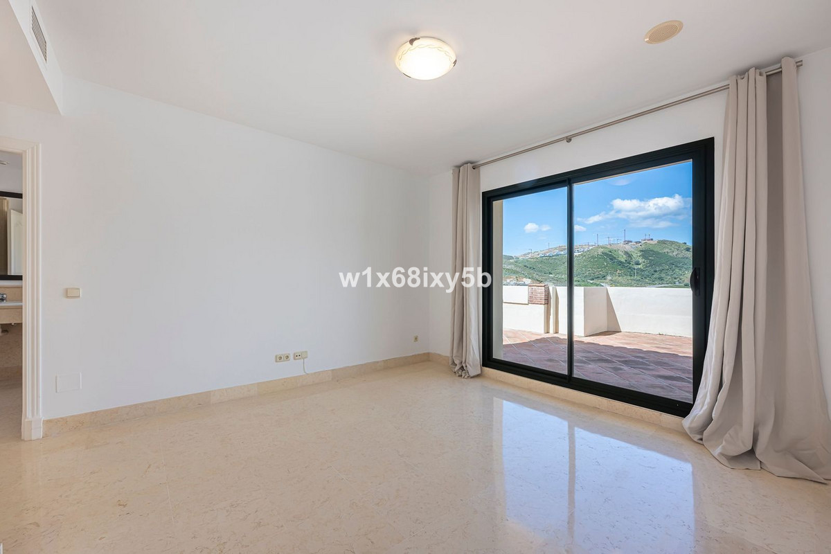 3 Bedroom Penthouse in Benahavís - Photo 24