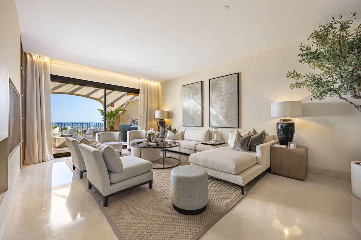 3 Bedroom Penthouse in Benahavís - Photo 7