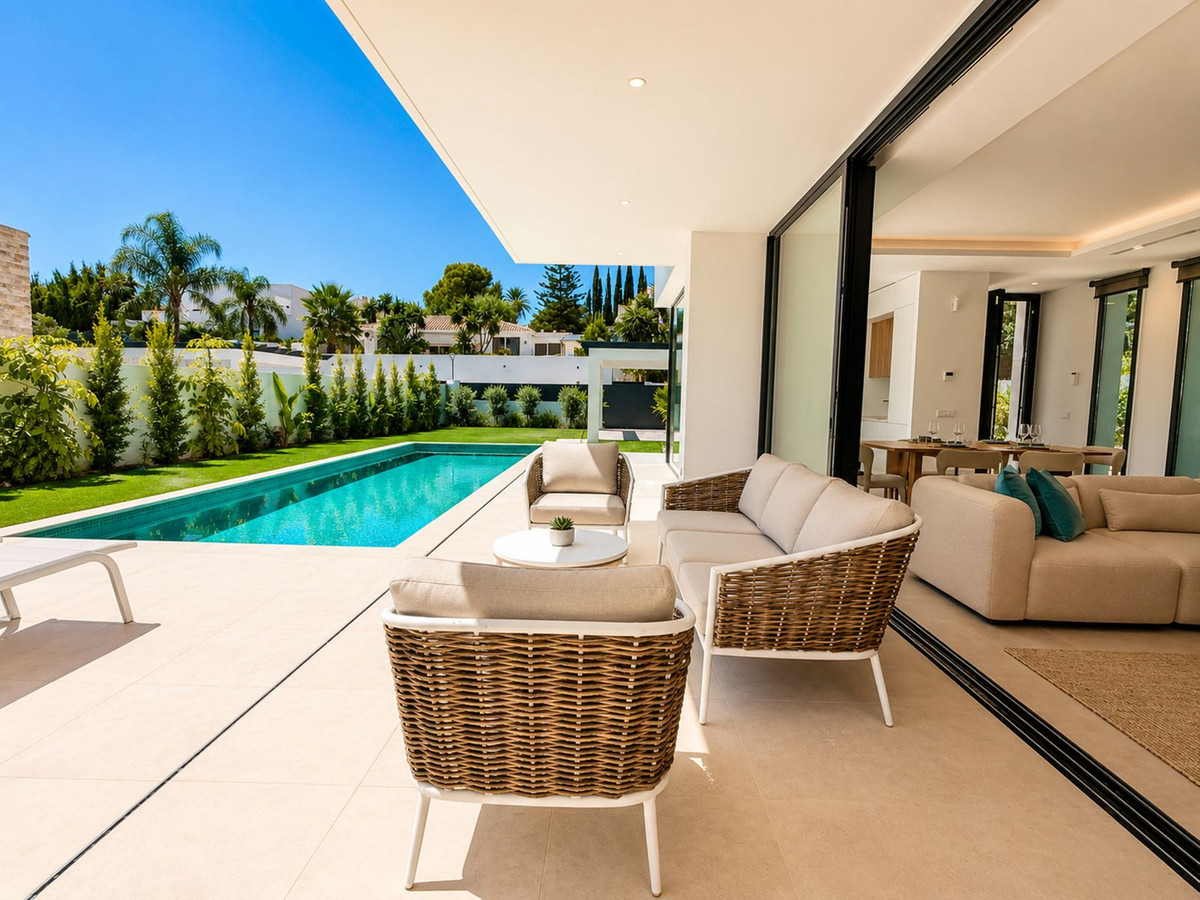 5 Bedroom Villa in Estepona - Photo 7