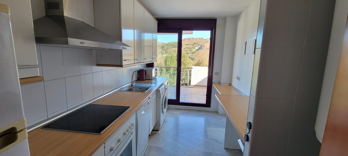 2 Bedroom Penthouse in Benahavís - Photo 38