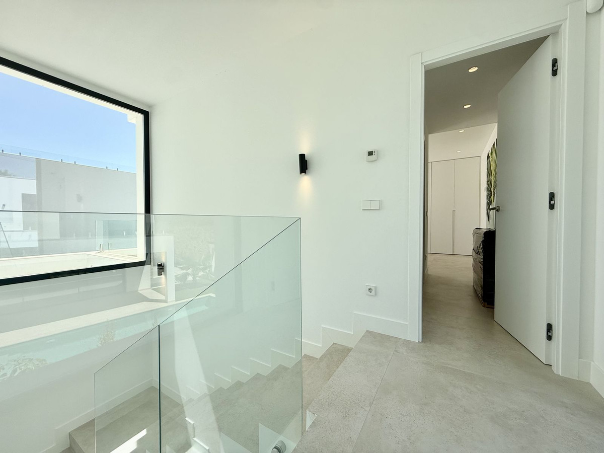 6 Bedroom Villa in Estepona - Photo 28