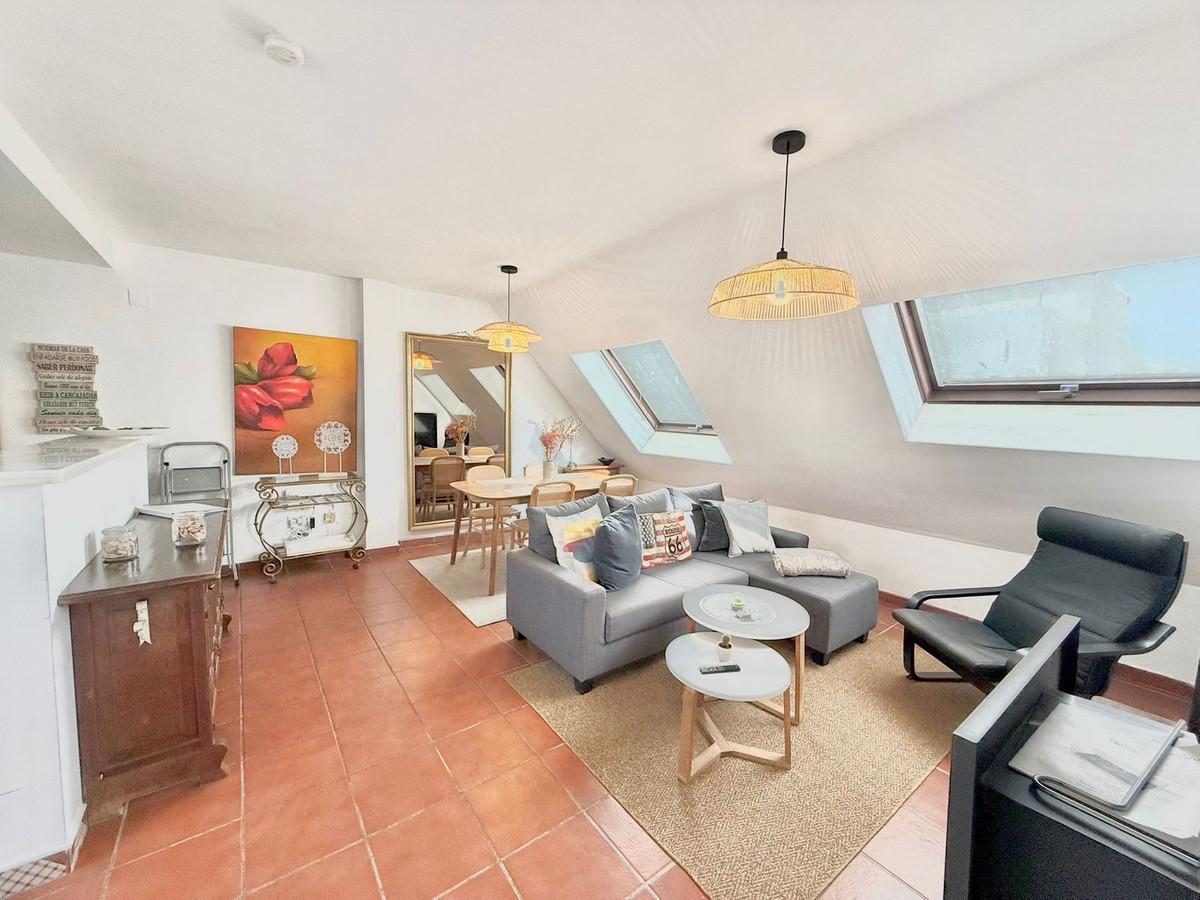 3 Bedroom Penthouse in Fuengirola - Photo 3