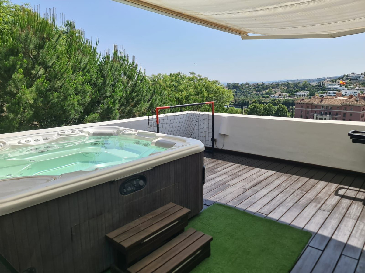 3 Bedroom Penthouse in Benahavís - Photo 5