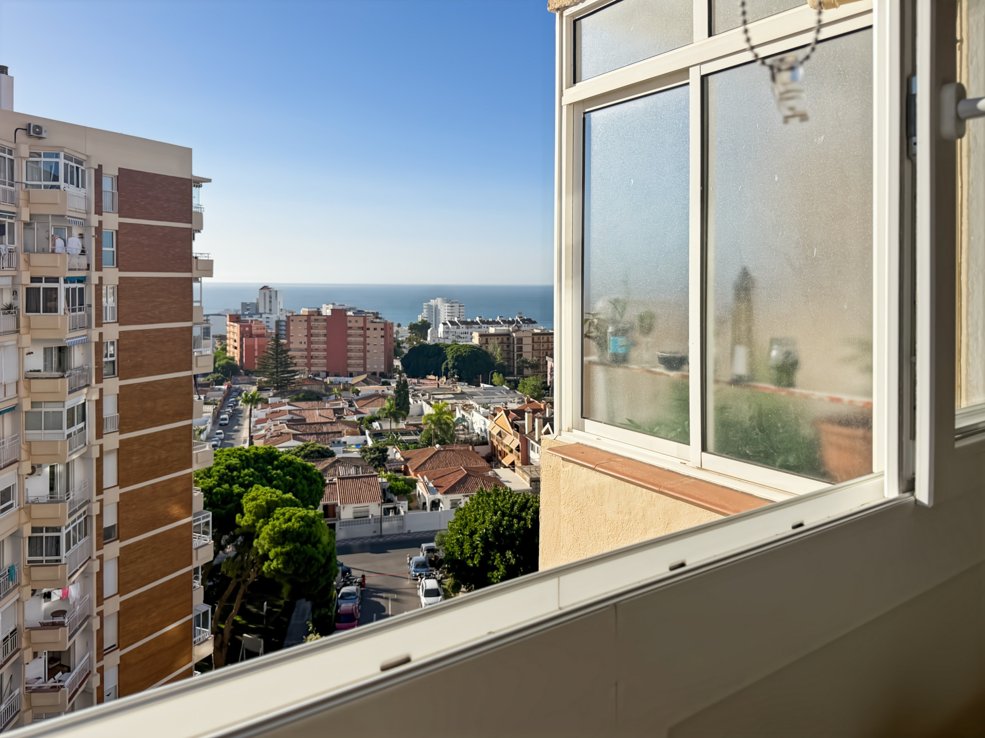 2 Bedroom Apartment in Benalmádena - Photo 3