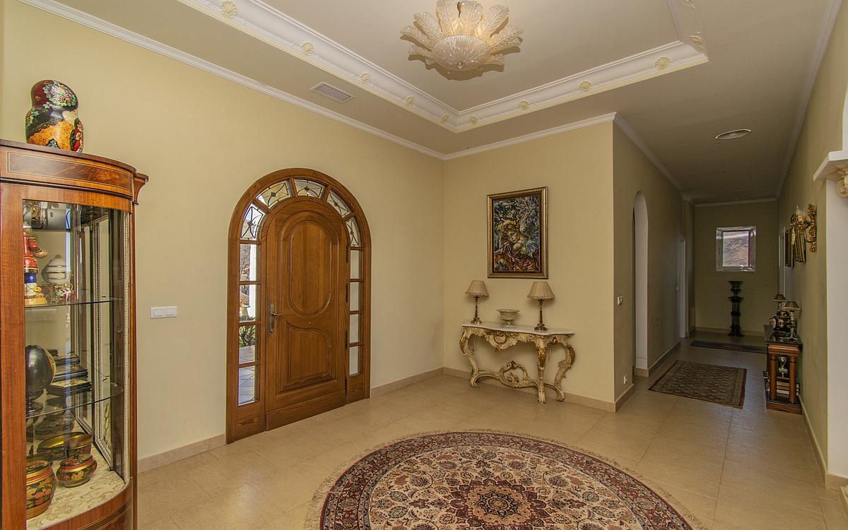 7 Bedroom Villa in Estepona - Photo 3