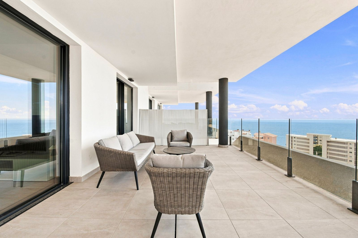 2 Bedroom Apartment in Fuengirola - Photo 2