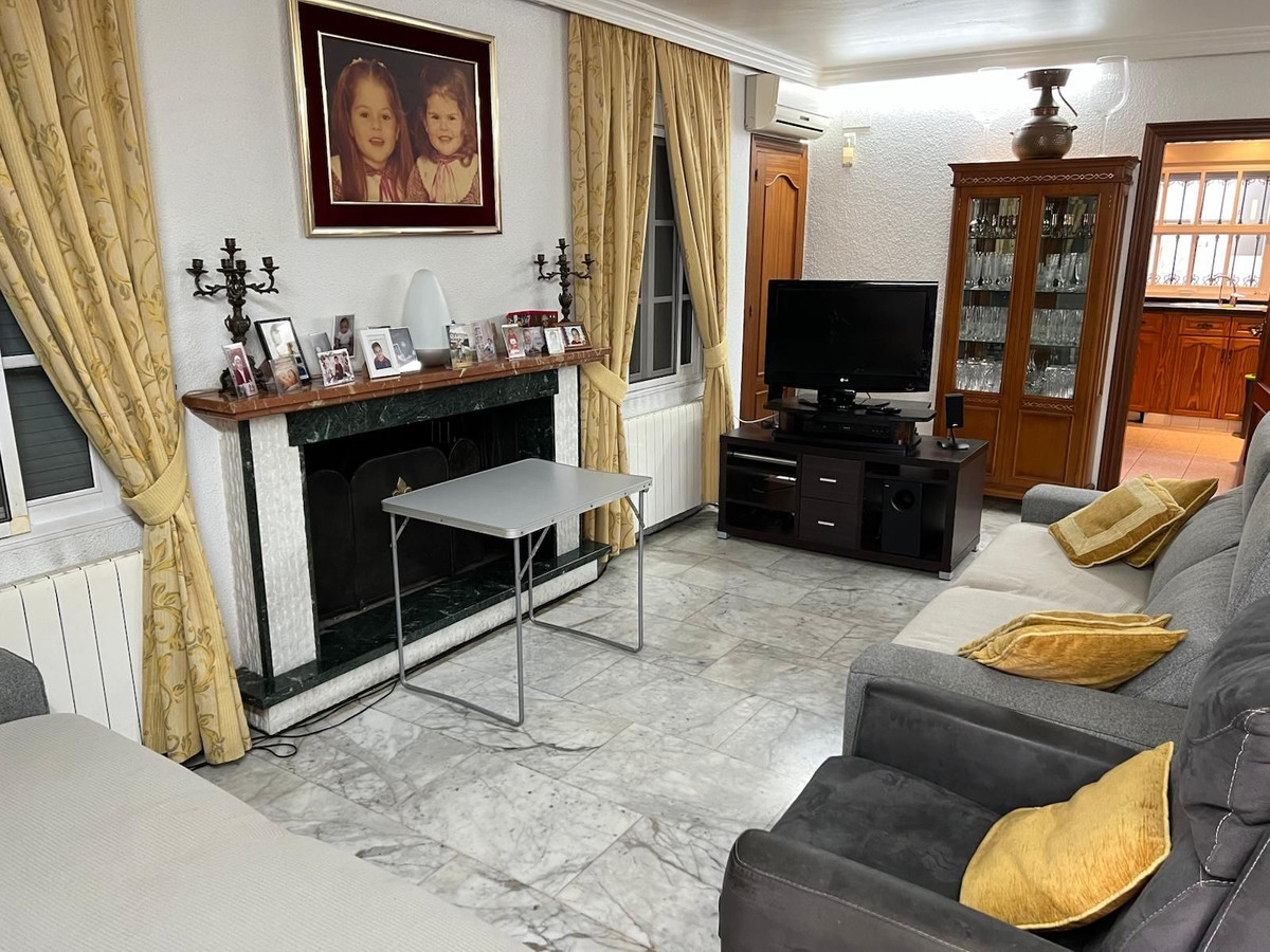 4 Bedroom Villa in Marbella - Photo 2