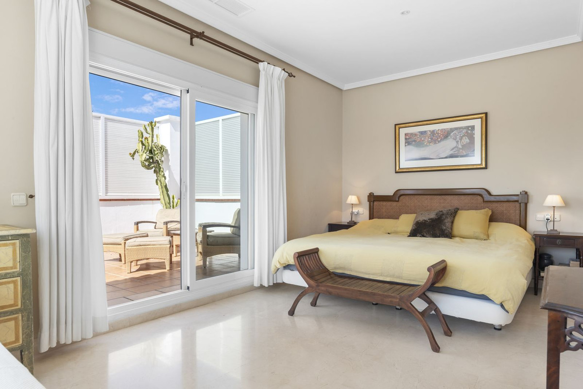 6 Bedroom Villa in Estepona - Photo 23