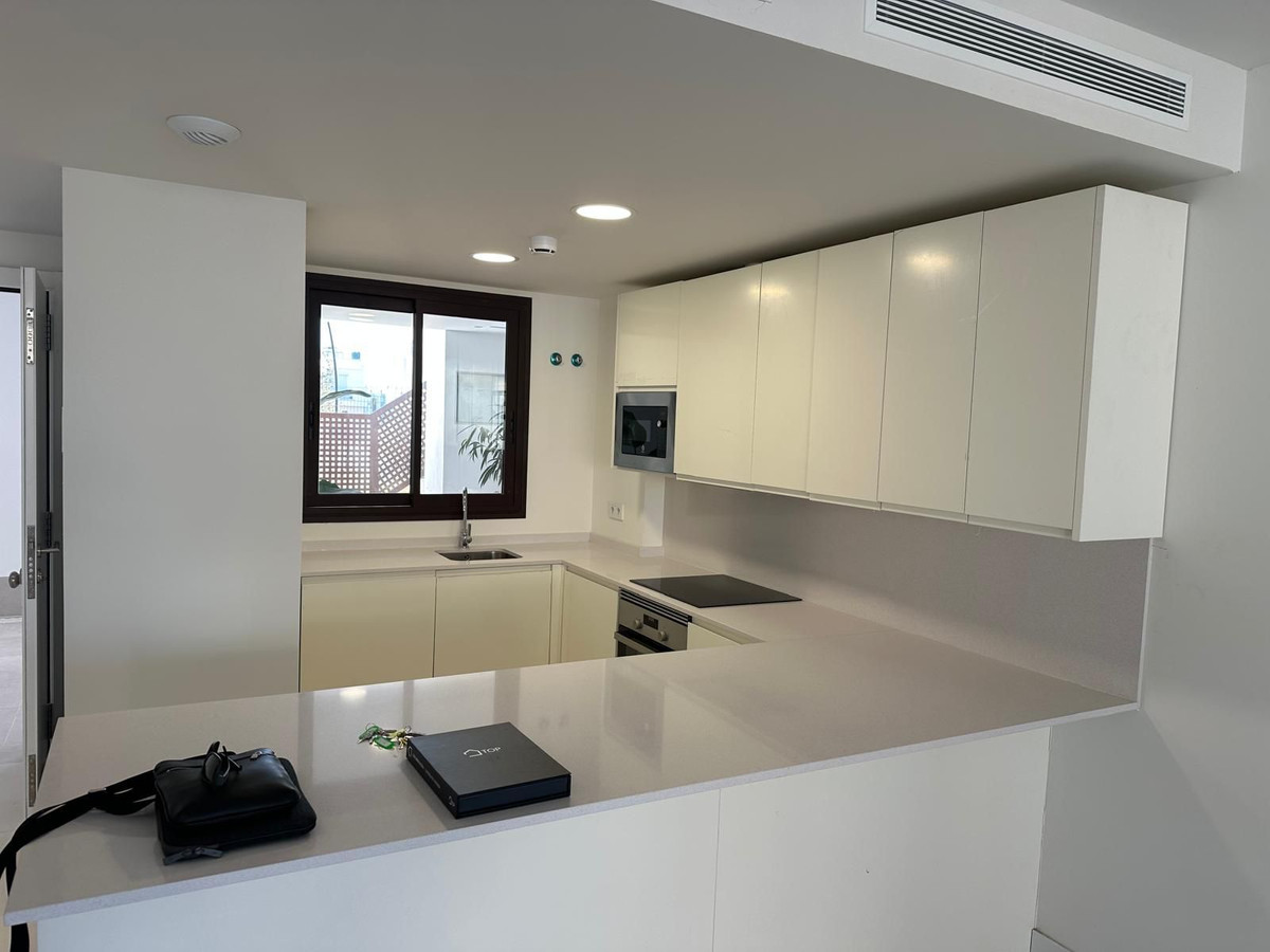 2 Bedroom Apartment in Benalmádena - Photo 4