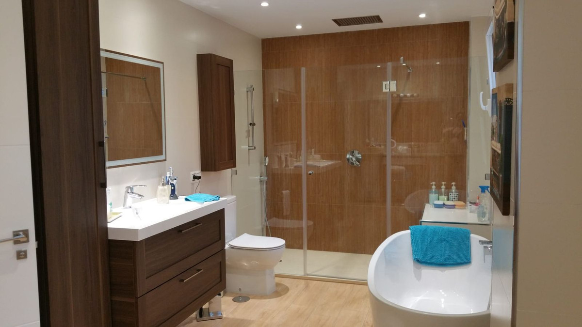 6 Bedroom Townhouse in San Pedro de Alcántara - Photo 28
