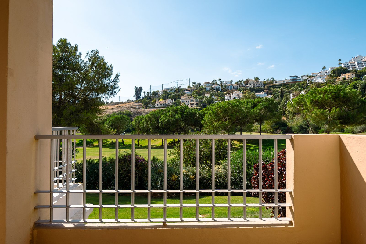3 Bedroom Apartment in Benahavís - Photo 3