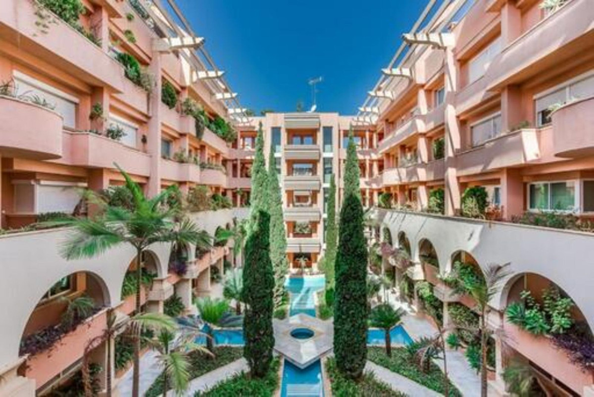 Commercial premises with pool in Malaga, Spain – Photo 1