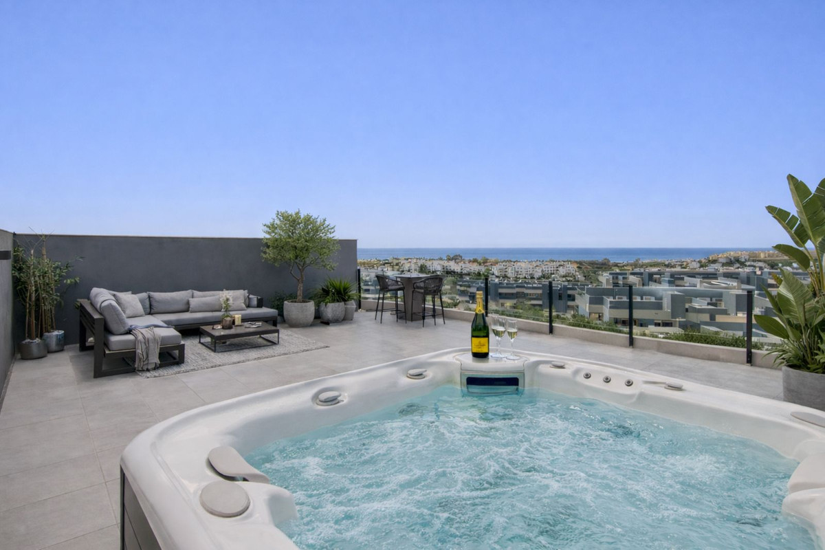 2 Bedroom Penthouse in Estepona - Photo 2