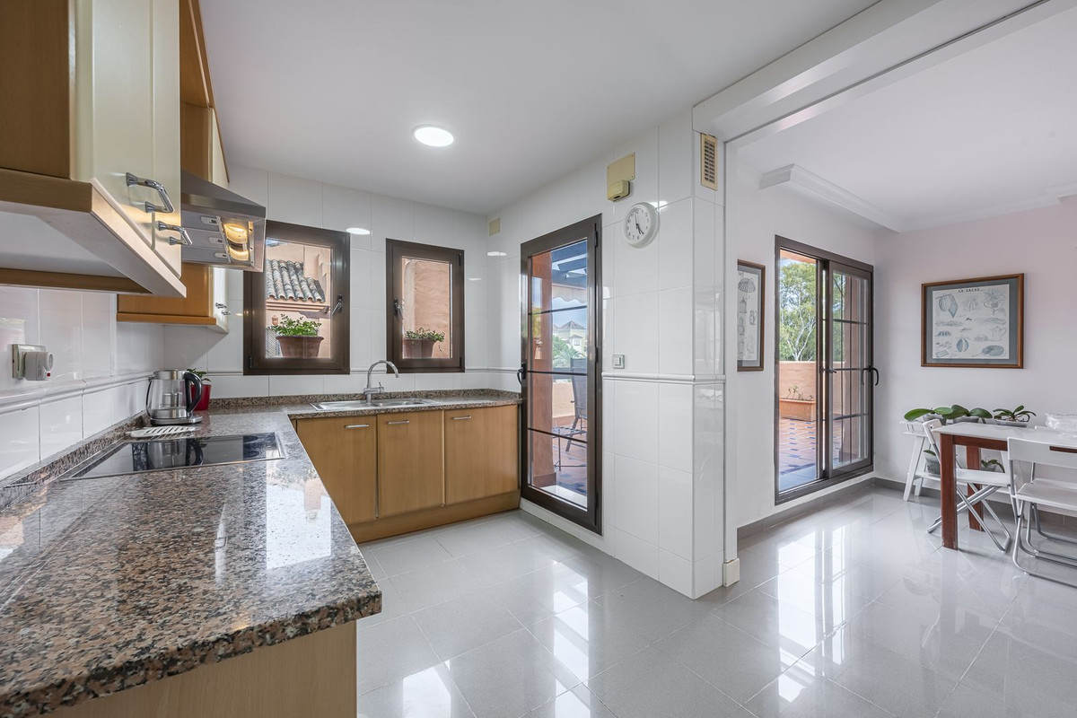 4 Bedroom Penthouse in Estepona - Photo 11
