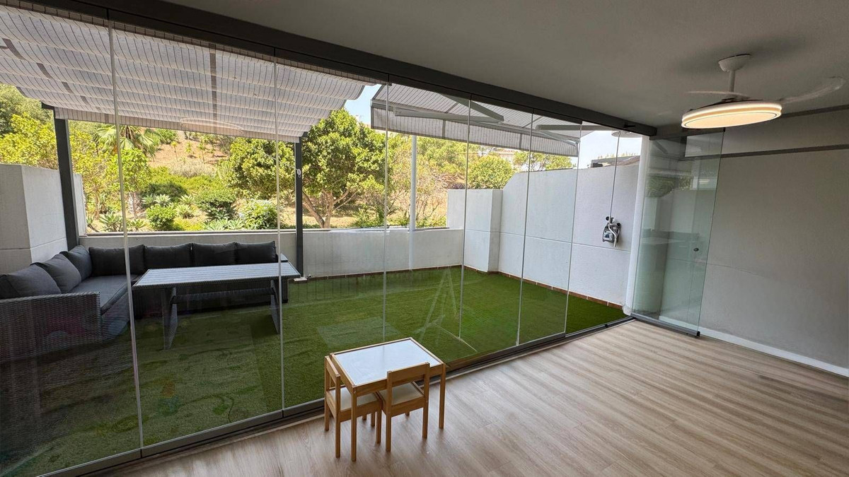 2 Bedroom Apartment in Fuengirola - Photo 2